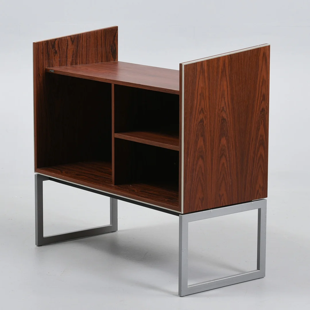JACOB JENSEN. Bang & Olufsen, stereobænk. Danmark, 1970'erne. — Cupboards, Cabinets & Shelves — Sørensen Auktioner