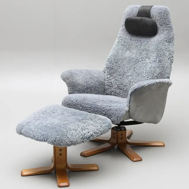 HJORT KNUDSEN. Fåtölj med fotpall, 2 delar, grå fårskinnsklädsel, 2000-tal.