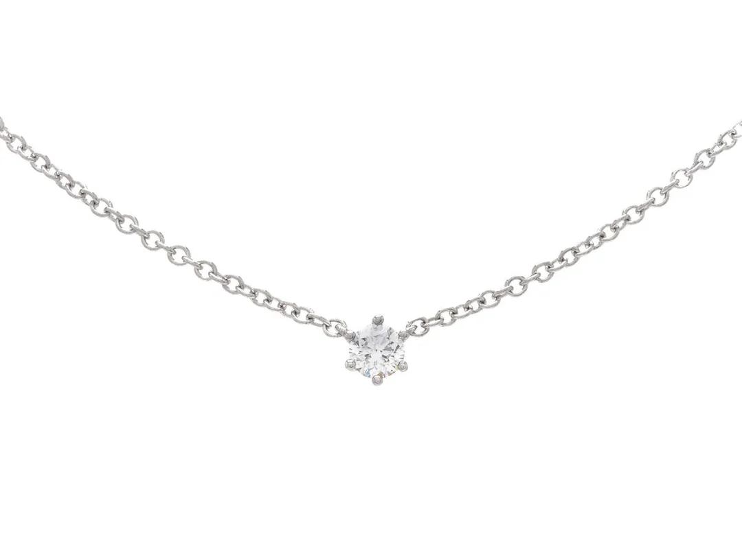 ENSTENSCOLLIER, 18K vitguld, briljantslipad diamant ca 0,08 ct, ca W/VS, längd 42/45 cm, vikt 1,8 g. — Smycken/Collier — Kaplans