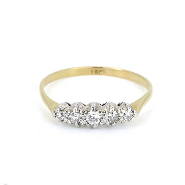 18CT GOLD DIAMOND RING.