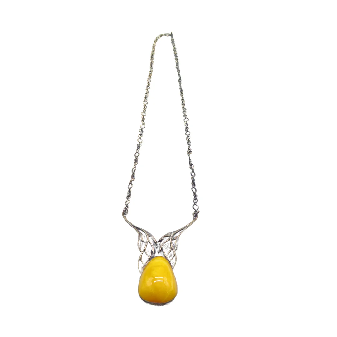 ANHÄNGER UND KETTE IN SILBER 925 GEARBEITET UND PUNZIERT MIT EINEM GROSSEN, OPAKEN SEE-BERNSTEIN UMGEBEN VON MIT BLÄTTERN GESTALTETER FASSUNG. — Necklace — Auktionshaus Stuber's Hammerschlag