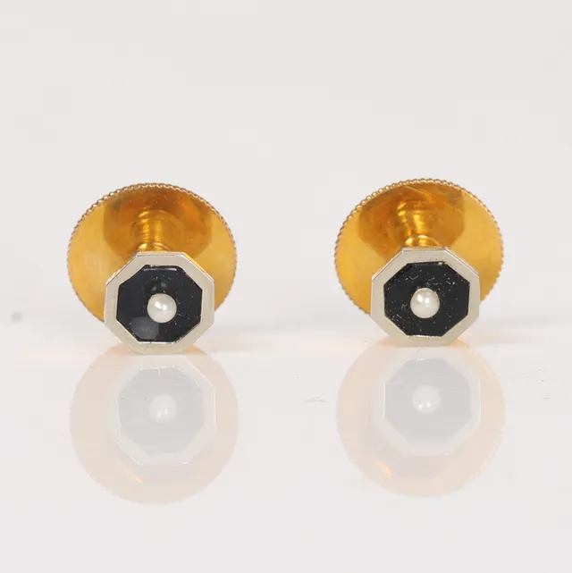 A PAIR OF YELLOW METAL AND PEARL STUDS.