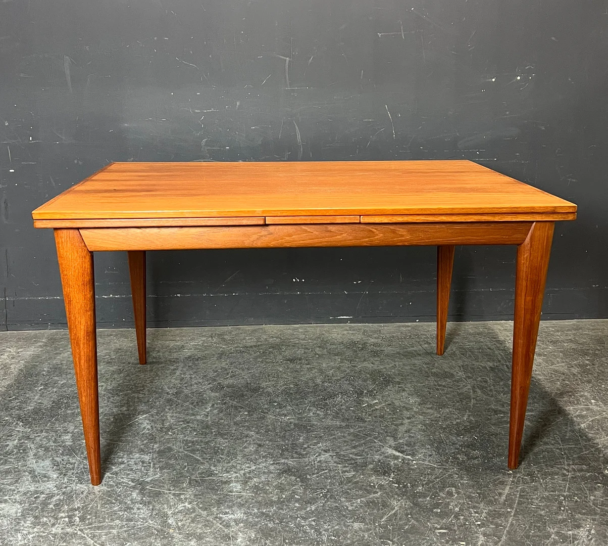 NIELS O. MÖLLER. ESSTISCH AUSZIEHBAR. — Dining tables — Colombos