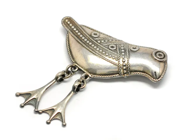 KALEVALA, brosch, silver, fågel med rörliga ben, vikt 10 g, Finland 1974.