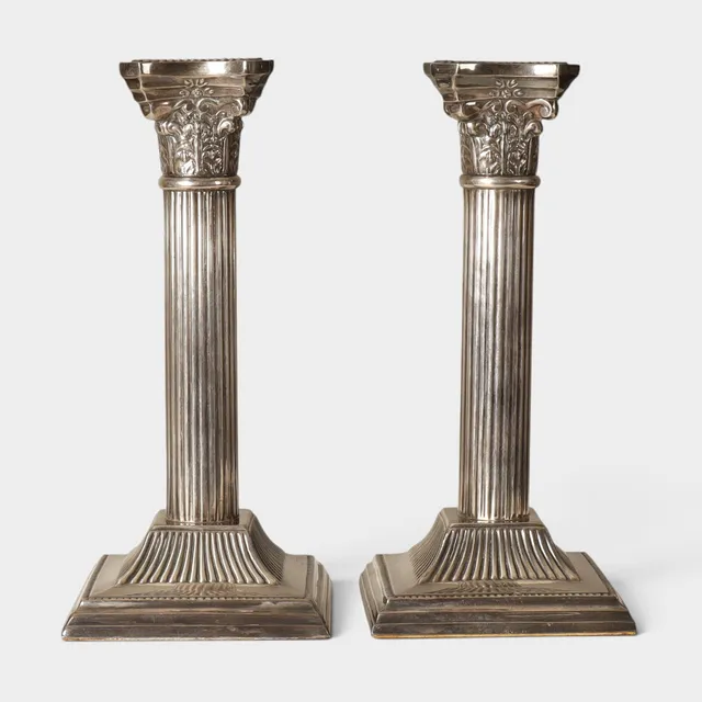 Par de candeleros en forma de columna corintia en plata 925.