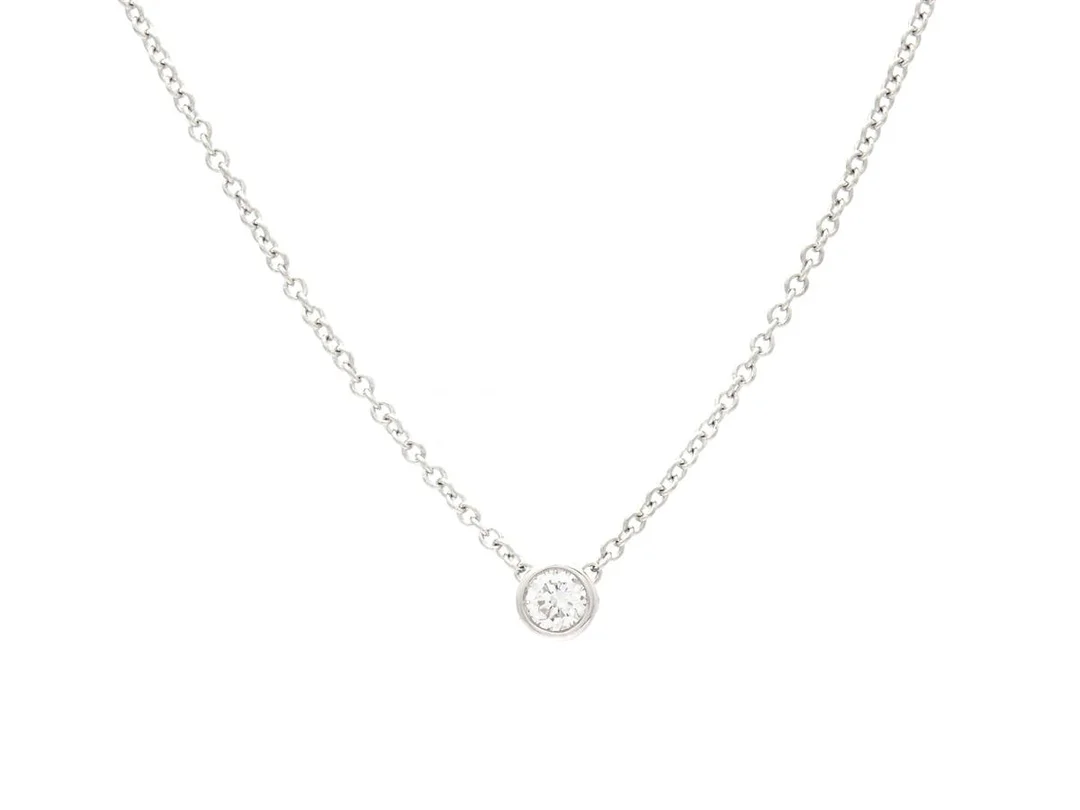 COLLIER, 18K vitguld, briljantslipad diamant ca 0,08 ct, ca W/VS, längd 42/45 cm, vikt 1,8 g. — Smycken/Collier — Kaplans