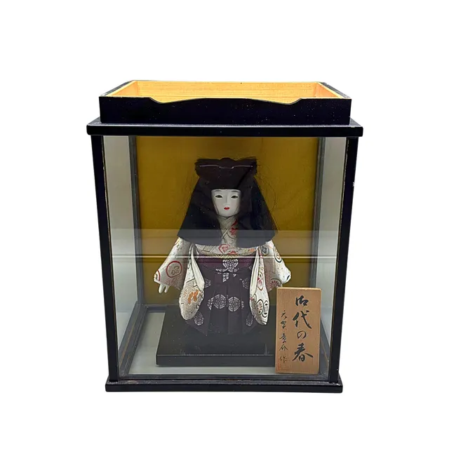 JAPANISCHE ICHIMATSU-PUPPE IN EINEM GLASGEHÄUSE.