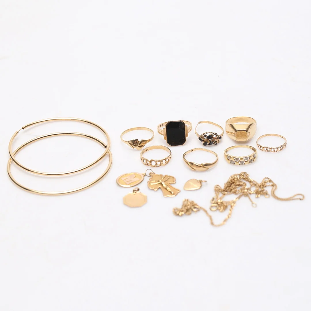 SMYCKEN, 16 delar, 18k, guld, vikt ca 36,8 gram, halsband, örhängen, hängen, ringar. — Objet de vertu & Miscellaneous — Gomér & Andersson Linköping