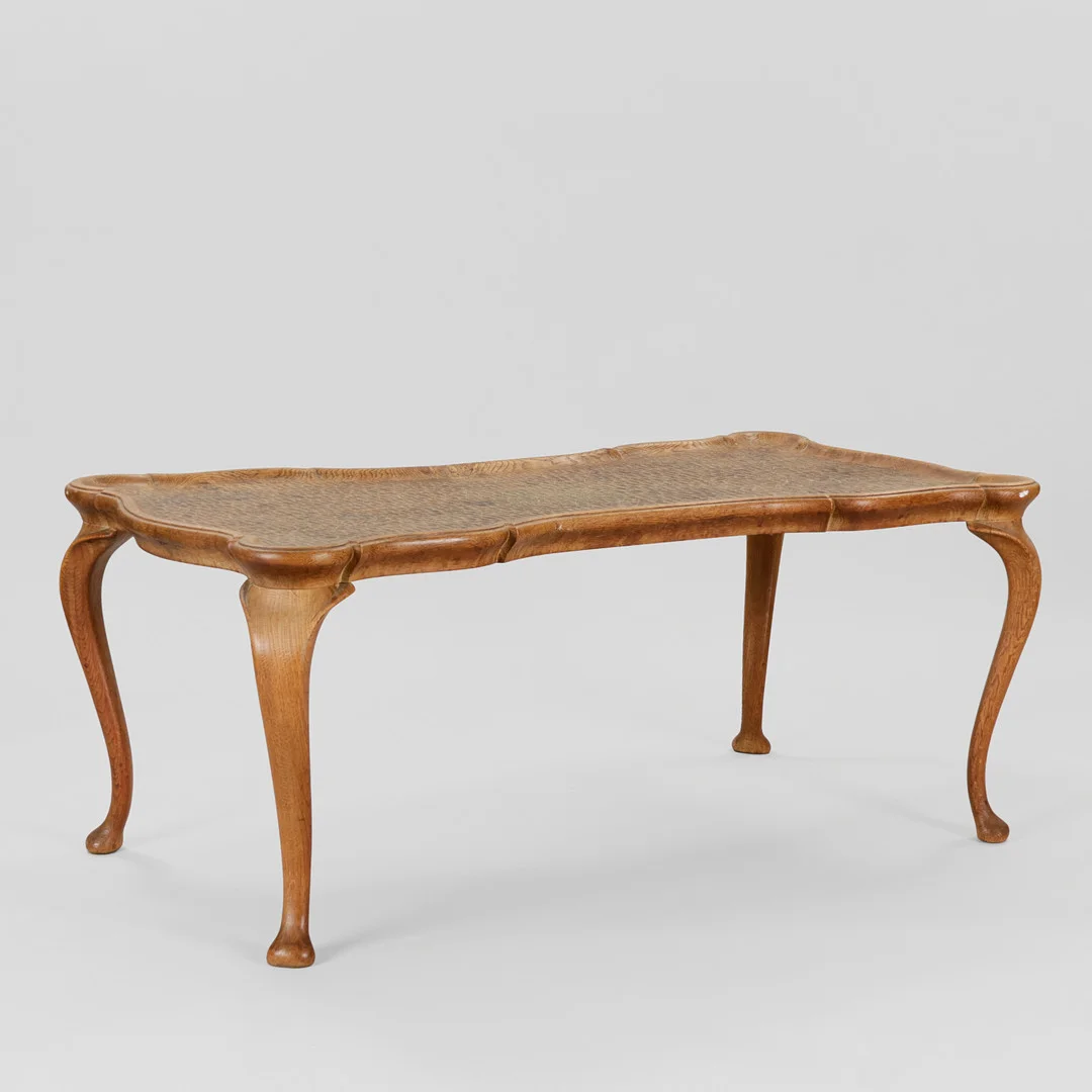 FRITS HENNINGSEN. TILSKREVET. Sofabord af massiv eg med cabriole ben, Danmark, ca. 1930'erne. — Coffee Tables — Palsgaard Kunstauktioner