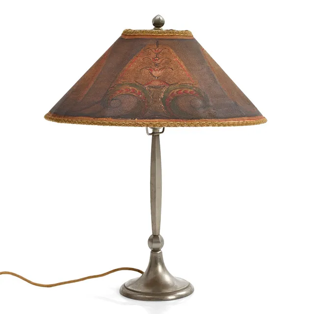 HARALD NOTINI (1879–1959). Bordslampa, modell 6852, Böhlmarks Lampfabrik, 1920-tal. Swedish Grace. Mattförnicklad mässing, handmålad pergamentskärm.