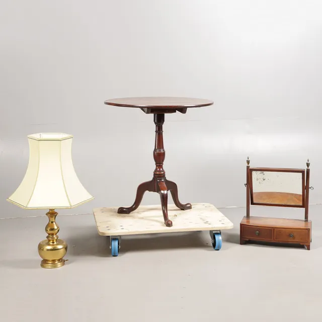 A GEORGE III MAHOGANY TILT TOP OCCASIONAL TABLE, A BRASS TABLE LAMP AND A 19TH CENTURY TOILET MIRROR (3).
