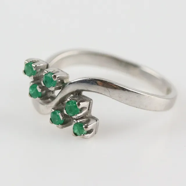 RING med 6 små smaragder, vitguld 18k, stämplat SSA, 1978.