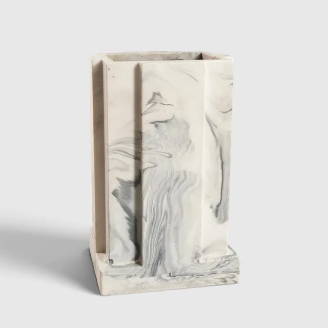 Skulpturel vase af hvidbroget stenmateriale, mærket Hallandit. 1900-talets anden halvdel.