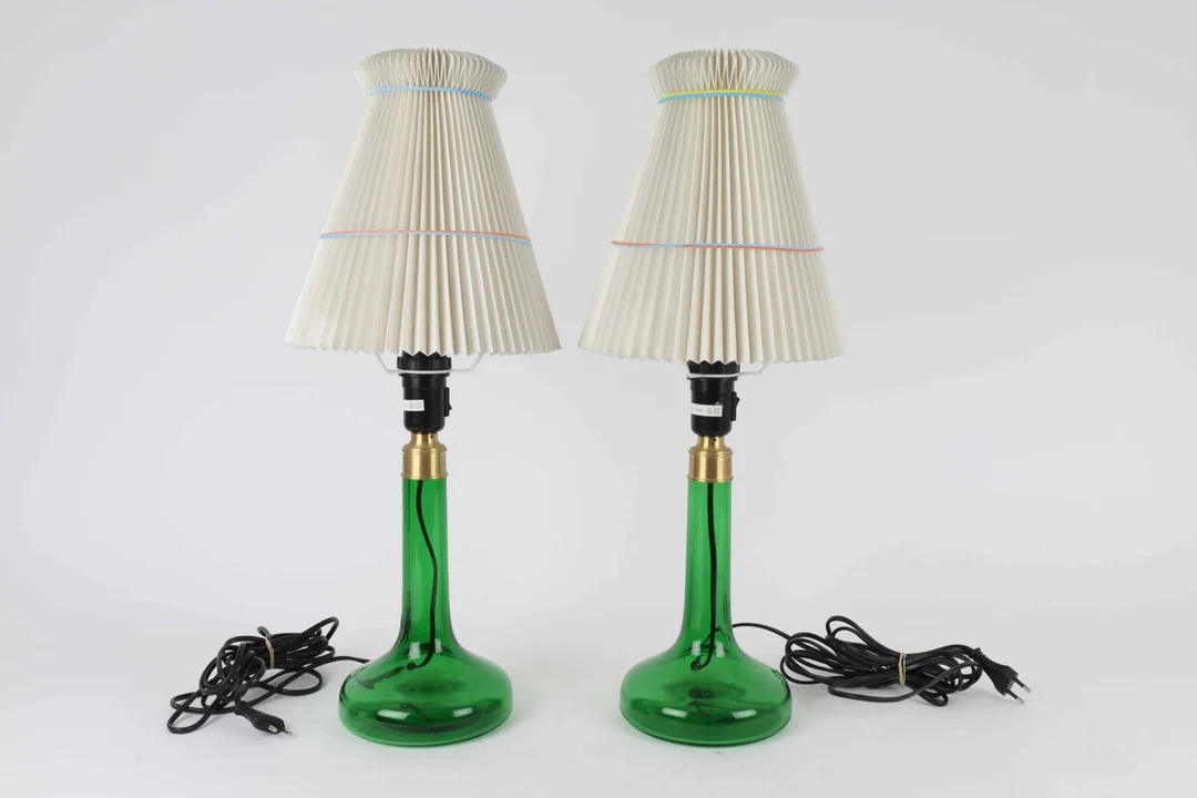 Le Klint for Holmegaard: A pair of table lamps made of green, transparent glass — Lamps and lighting/Table lamps — Lauritz