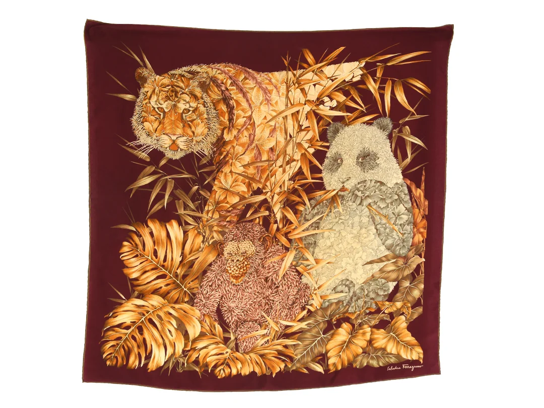 SCARF, SALVATORE FERRAGAMO, 100% siden, 90x90cm, vinröd, guld, brun. — Accessoarer/Scarves — Kaplans