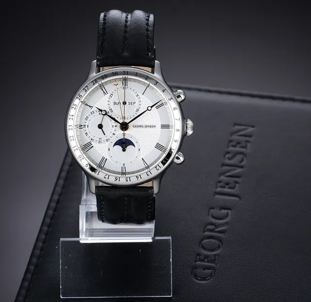 Bo Bonfils for Georg Jensen 'Triple Calendar Moonphase'. Herreur i stål med sølvfarvet skive, 2000'erne