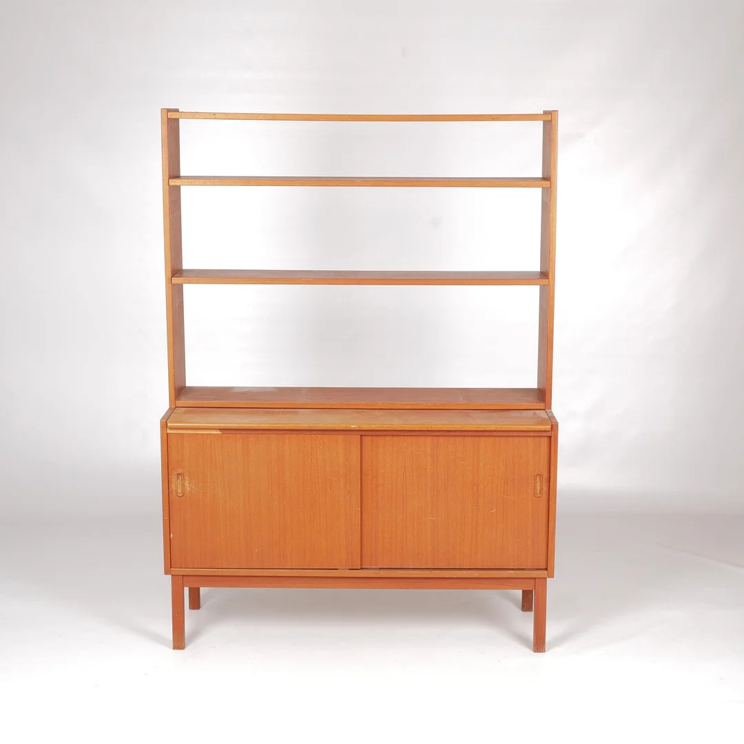 BOKHYLLA, med skåp och skrivskiva, teak, 1960-tal. — Cupboards, Cabinets & Shelves — Auktionsfirma Kenneth Svensson i Kalmar