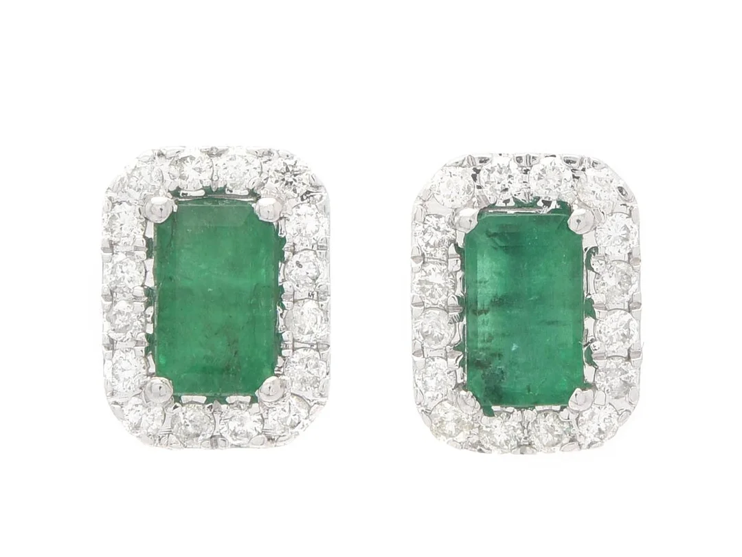ÖRHÄNGEN, 18K vitguld, 2 smaragder ca 0,61 ctv, 32 briljantslipade diamanter ca 0,20 ctv, ca TW-Cr/P, höjd 8 mm, stift, vikt 1,7 g, smaragderna har nagg samt inneslutningar som når ytan. — Smycken/Örhängen — Kaplans