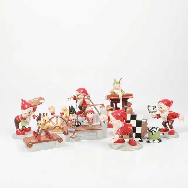 STEFAN LINDAHL. Figuriner, 10 delar, Tomteverkstad, porslin, Disney Christmas Collection, Fyrklövern.