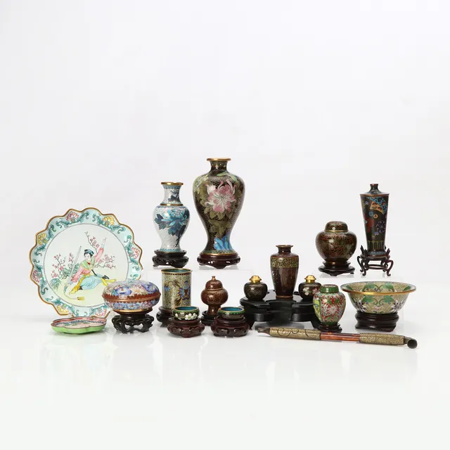 CLOISONNEARBETE M.M, 17 DELAR. Kina, 1900-tal till samtida tillverkning.