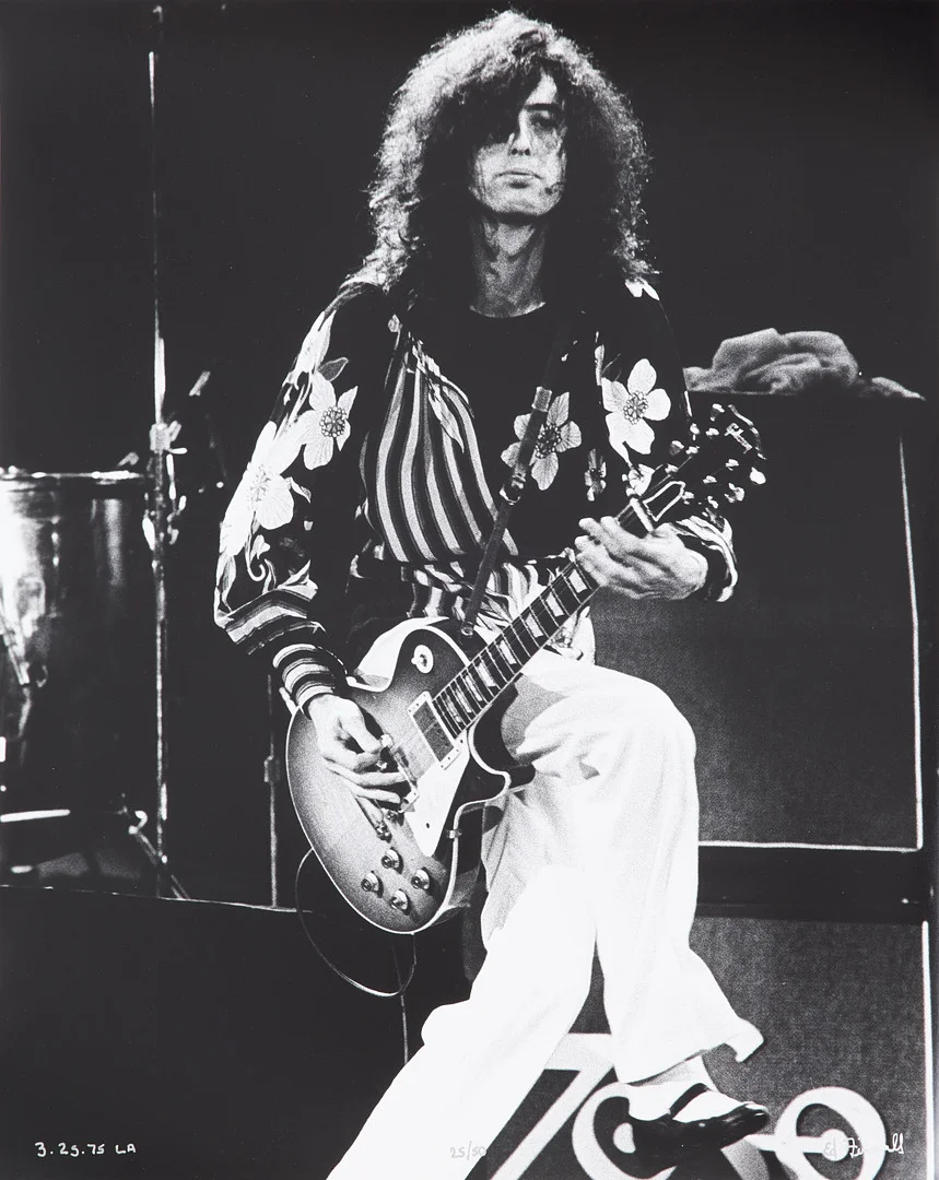 ED FINNELL (USA/Sverige, född 1956): Jimmy Page, Led Zeppelin, "Physical Graffiti Tour", Los Angeles, 25 Mars, 1975, darkroom made silver gelatin fotografi, numrerad 25/50. — Photography — Stockholms Auktionsverk Sickla