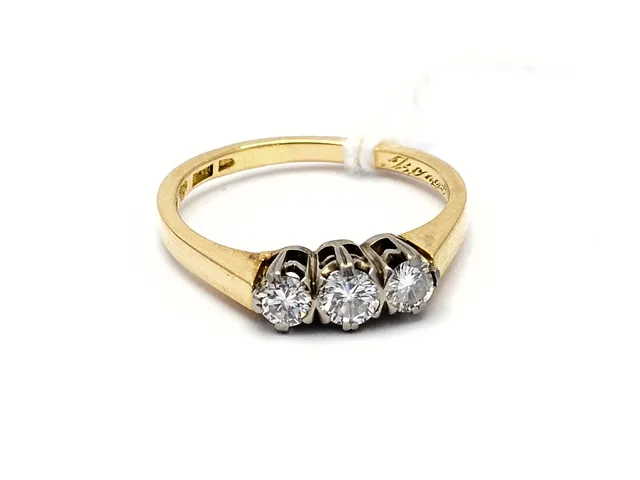 Ring 18K, 4,1g, Ø18½, med diamanter 1xca.0,25ct, 1xca.18ct, 1xca.0,17ct (skadad)