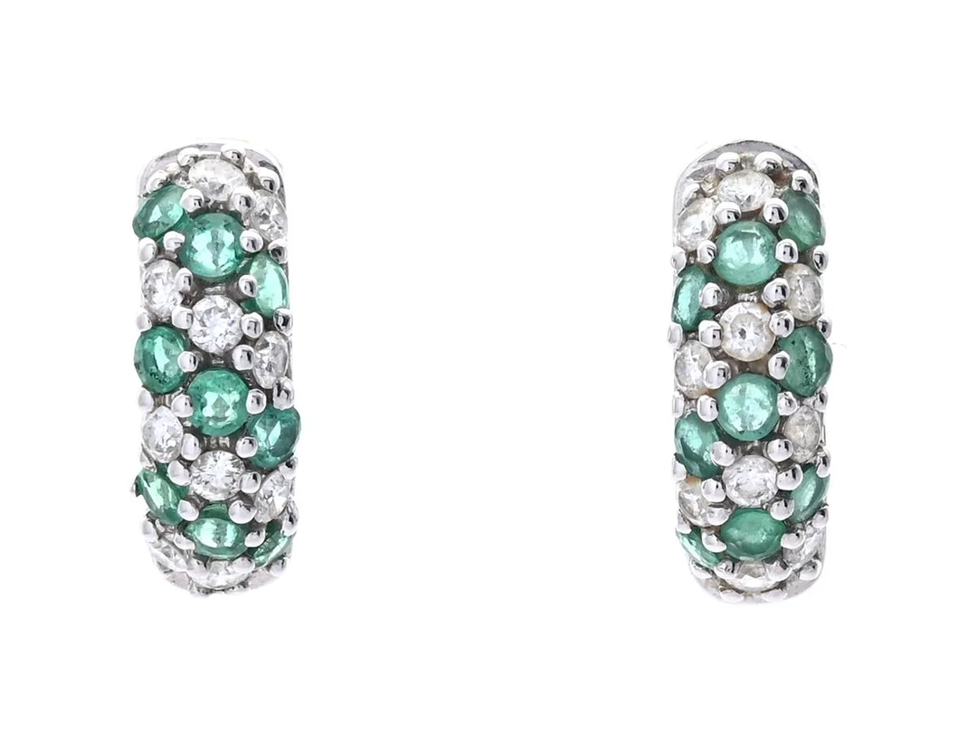 ÖRHÄNGEN, 18K vitguld, smaragder, briljantslipade diamanter ca 0,30 ctv, ca W/SI, huggies, vikt 2,8 g. — Smycken/Örhängen — Kaplans