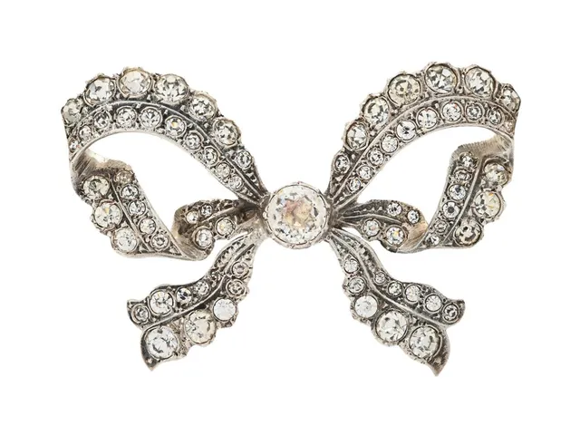 BROSCH, rosett, silver, glas, mått 56x36 mm, vikt 23,2 g.