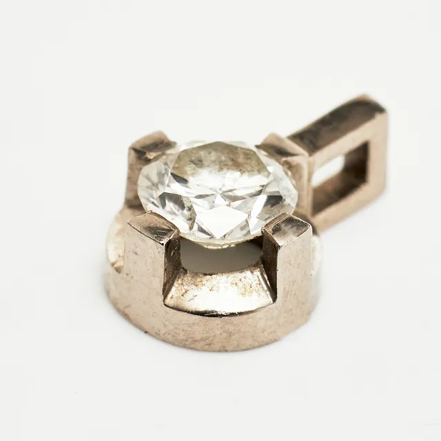 HÄNGE, 18 k vitguld, briljant ca 0,38 ct, ostämplad.