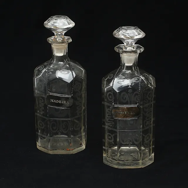 KARAFFER, ett par, glas, etsad dekor, med plaketter, silver, 1800-/1900-tal.