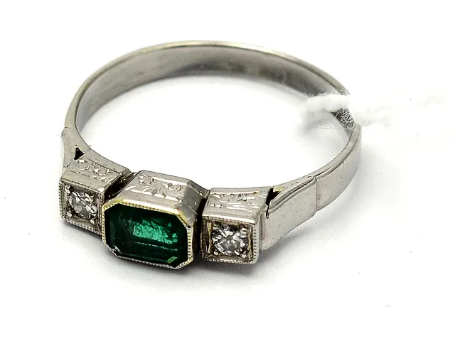 Ring 14K 2,1g Ø16½, med skadad sten och diamanter 2xca.0,04ct