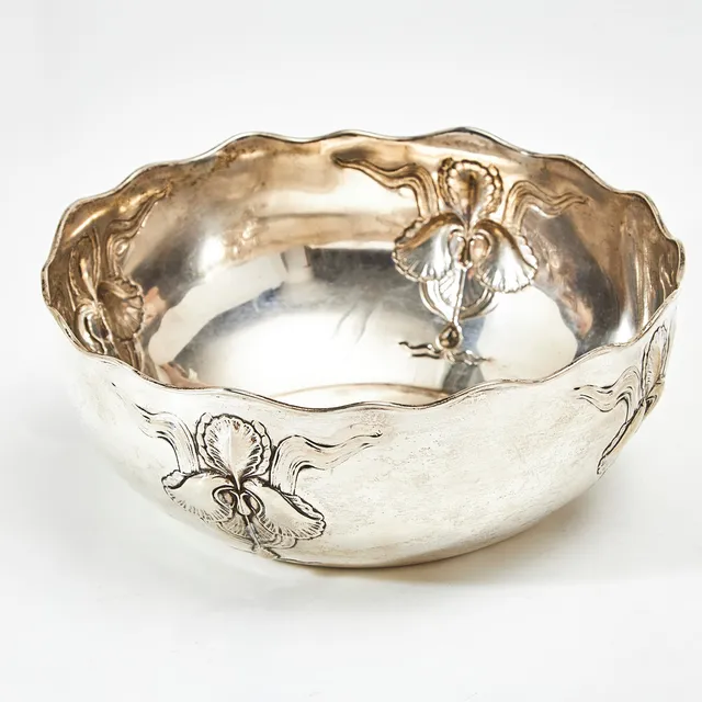 SKÅL, silver, Guldaktiebolaget (GAB), jugend, pressad dekor med motiv av svärdslilja, Stockholm, 1917.