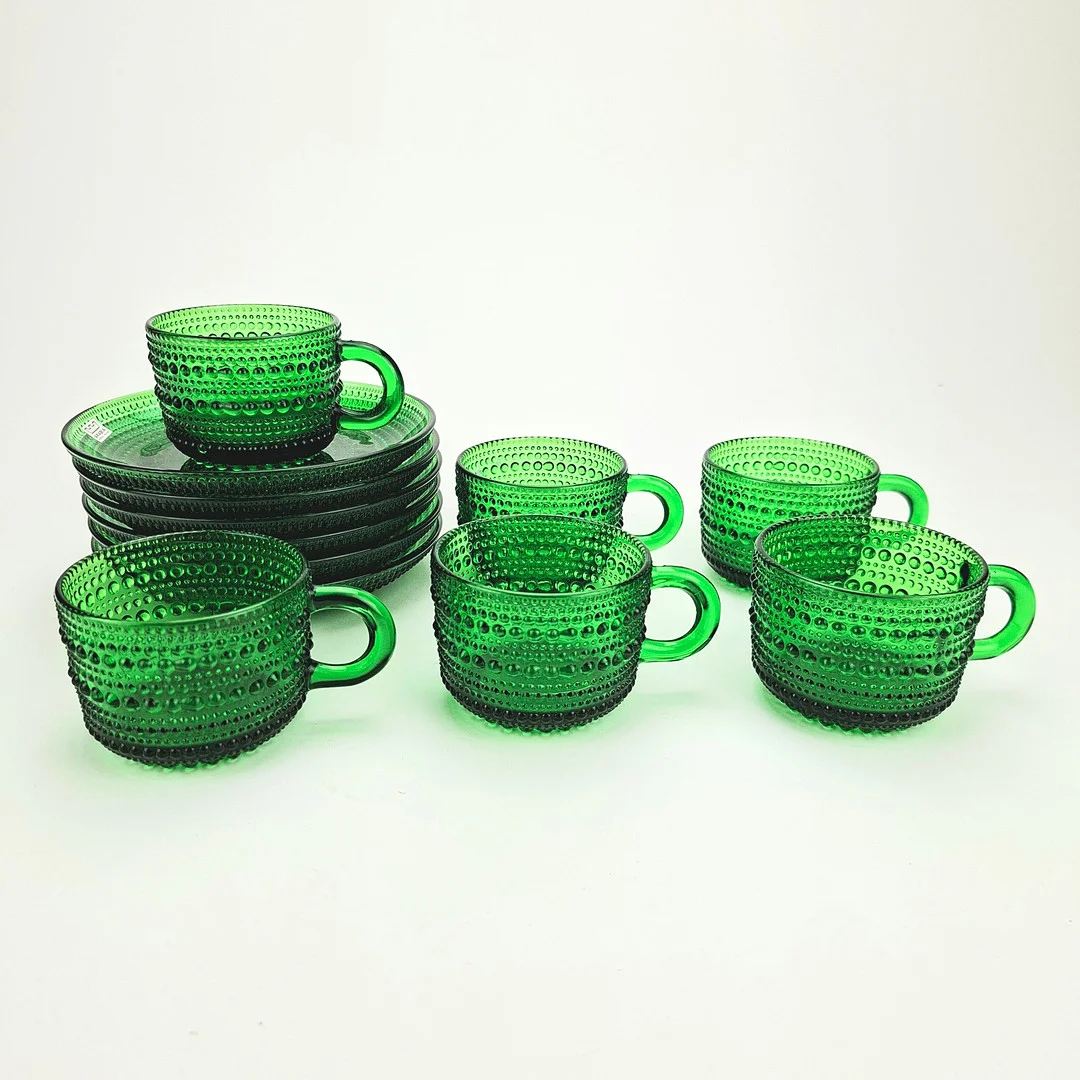 OIVA TOIKKA. Koppar med fat, 6 st, glas, "Kastehelmi", Arabia, Finland. — Tableware — Auktionshuset Thörner & Ek