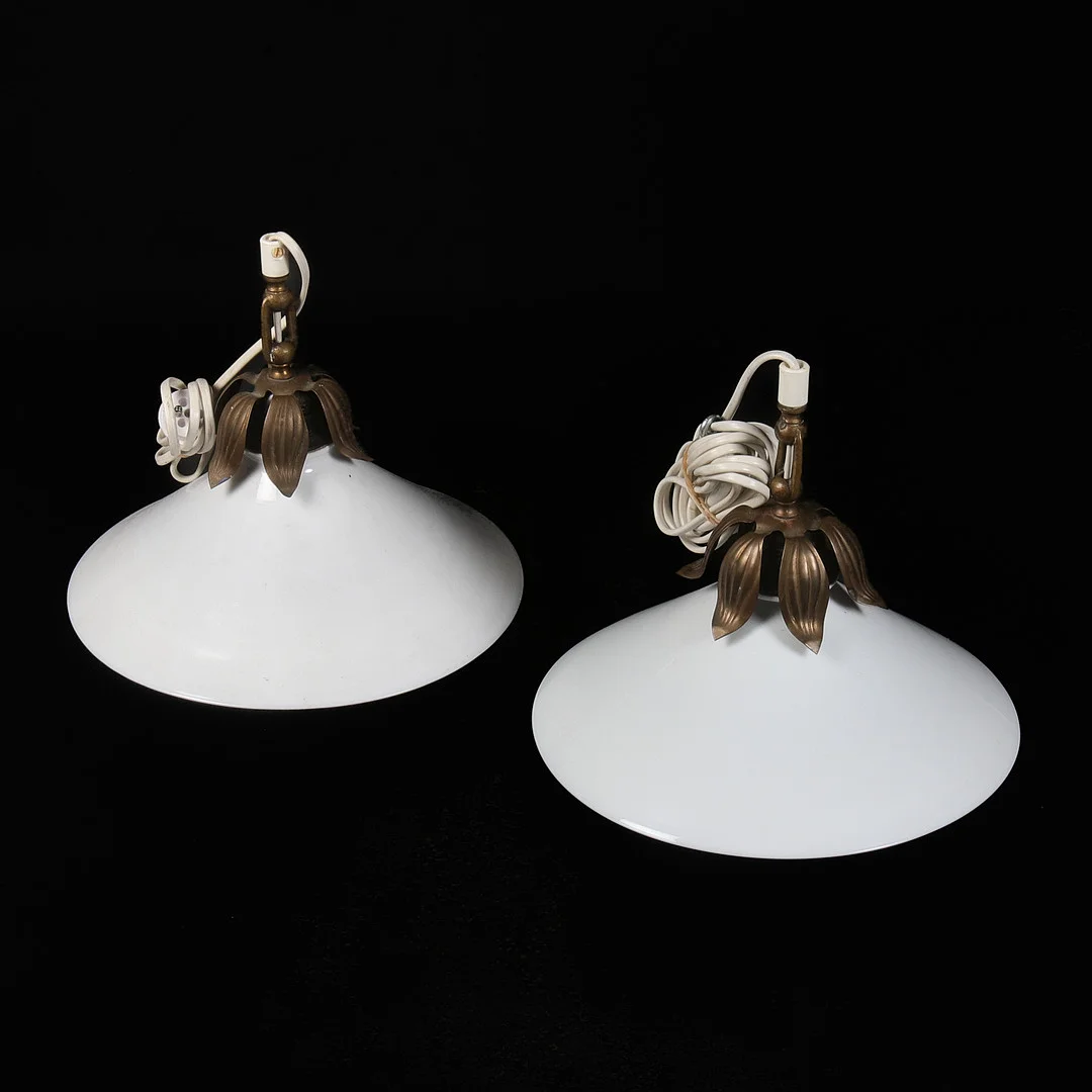 SKOMAKARLAMPOR, 2 st, glas, mässing. 1900.tal. — Ceiling lights — Stadsauktion Sundsvall