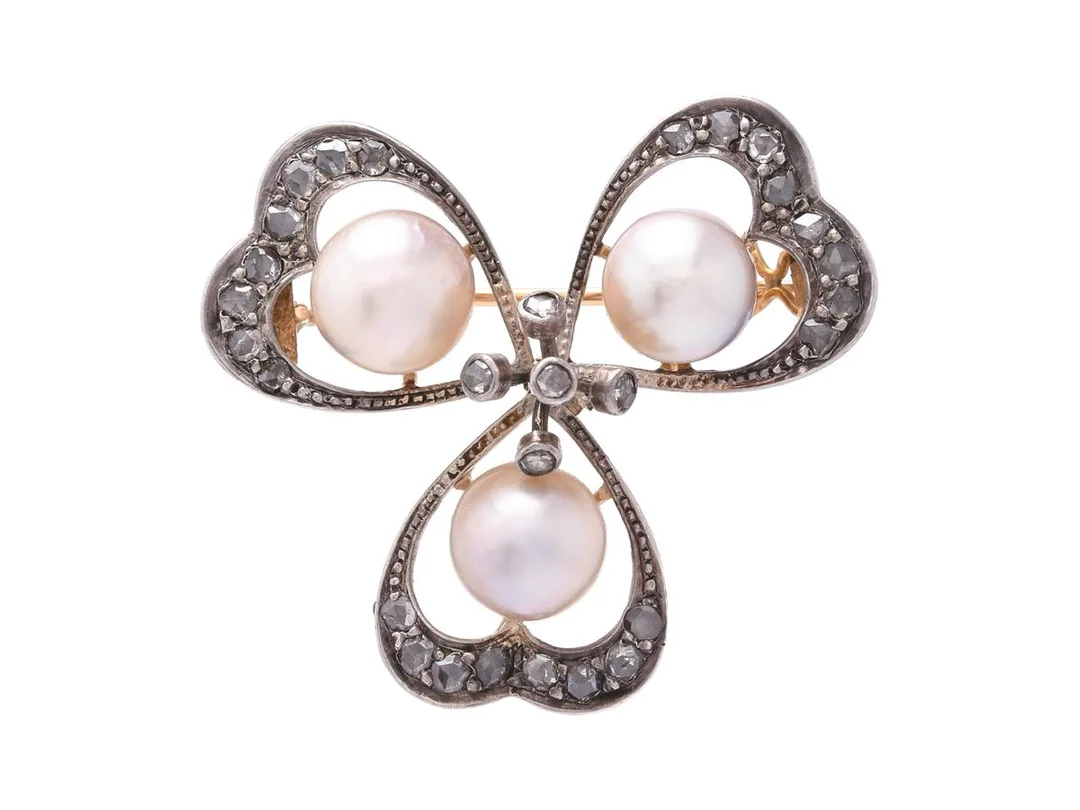 BROSCH, silver/18K guld, odlade pärlor ca 8-8,5 mm, rosenslipade diamanter, längd 34 mm, vikt 8,6 g, enstaka diamanter med skador och nagg. — Smycken/Brosch — Kaplans