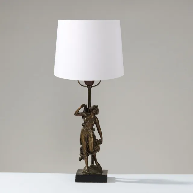 Skulpturel bordlampe med kvinde skulptur af bronze, fod af sort jern, 1900-tallets første halvdel.