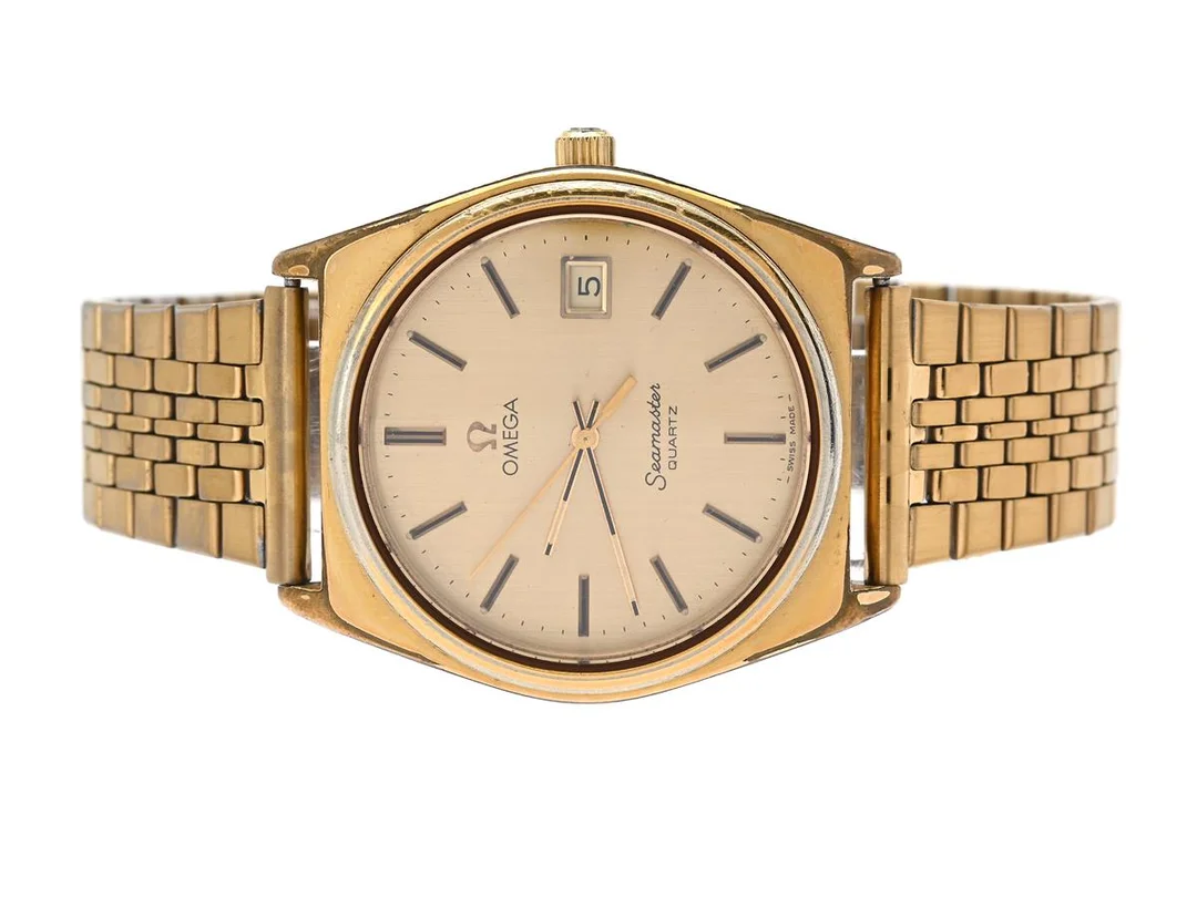 OMEGA, Seamaster, Cal 1342, Serie nr. 42607719, Ref nr. MD 196.0088, Boett nr. 196.0088 (K.B), herrur, 35 mm, doublé (skadad, 20 micron), quartz, mineralglas, datum, skadad urtavla, gravyr, OBS: defekt ställmekanism, ca 1979, metallänk ej original, box (ej komplett). — Klockor/Omega — Kaplans