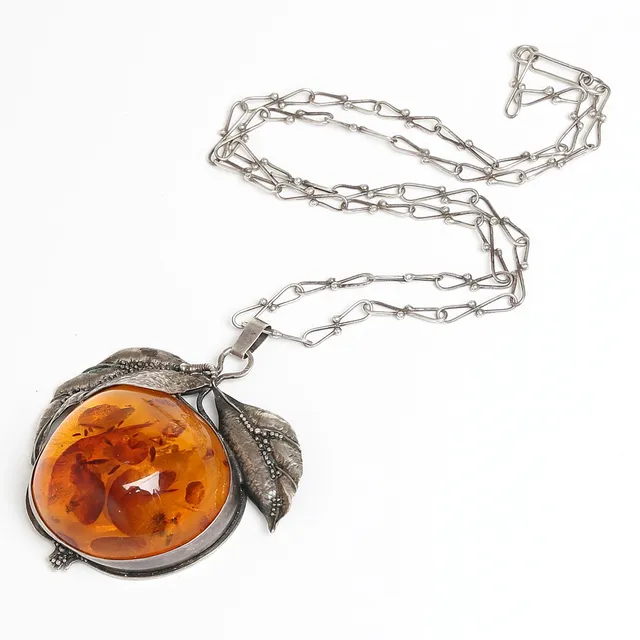 HÄNGE MED KEDJA, silver och bärnsten, Polen, 1900-/2000-tal.