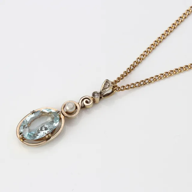 HALSBAND. 18k guld med en oval fasetterad akvamarin och små diamanter, totalvikt ca 5,9 gram.