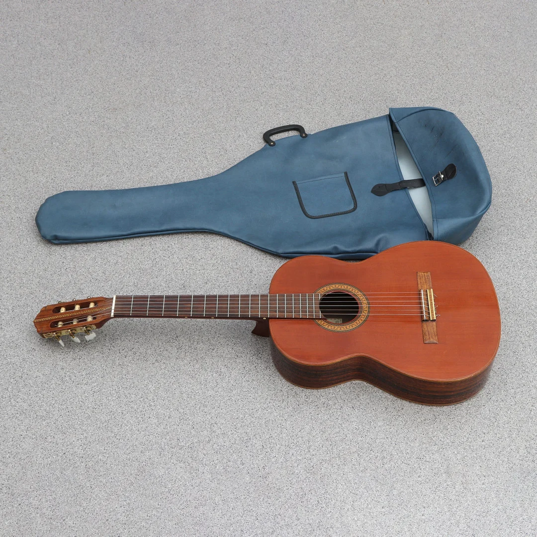 AKUSTISK GITARR. Etikettmärkt: Koncertgitarre, Faciebat 197, Wolfgang Uebel, Celle S Germany. — Musical instruments — Skånes Auktionsverk