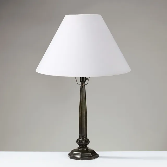 JUST ANDERSEN (1884-1943). Høj bordlampe af diskometal med kanneleret stamme og ottekantet fod, modelnr. 2288, udført på egen fabrik i København, Danmark, 1940'erne.
