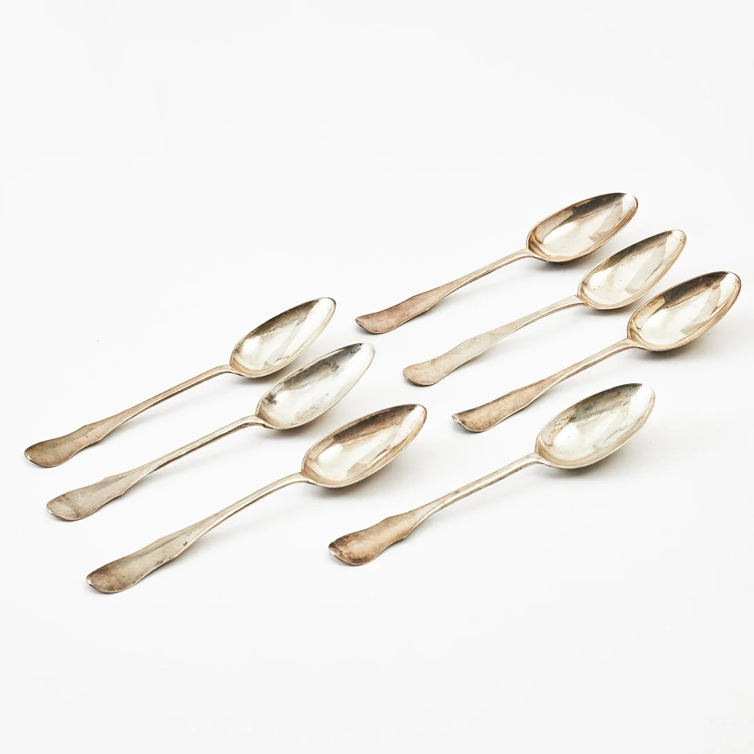 MATSKEDAR, 7 st., silver, samtliga Karlskrona, fiolskaft, av Peter Ohlijn respektive Johan Henrik Schvart, 1798-1823. — Silver — Stockholms Auktionsverk Magasin 5