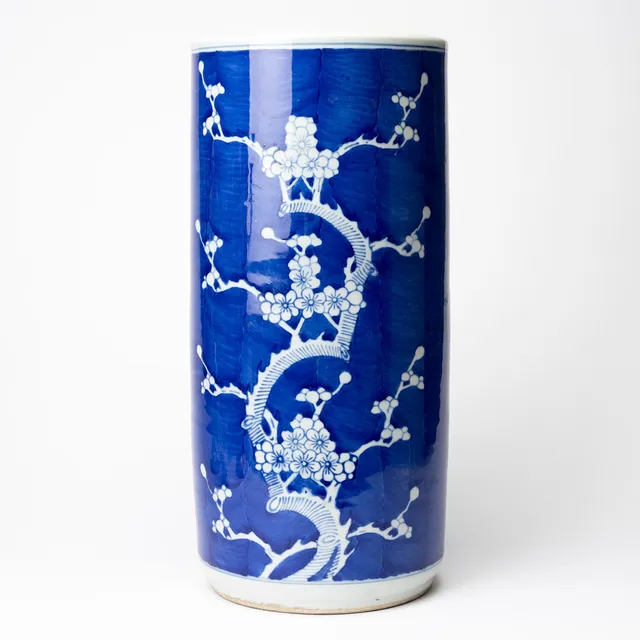 PARAPLYSTÄLL, Prunus. porslin, Kina, 1900-talets andra hälft.