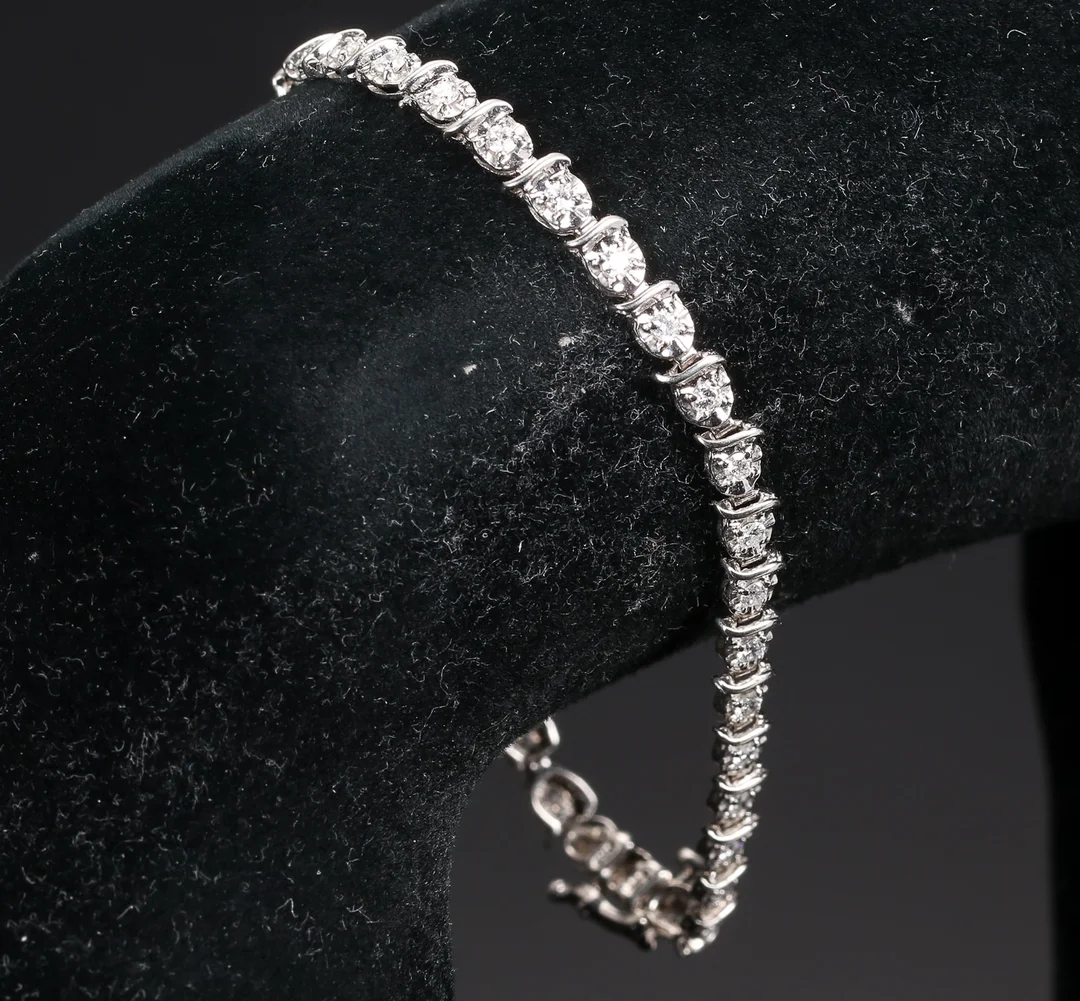 Diamonds By Frisenholm. Armlænke med brillanter af 9 kt hvidguld, ca 1.05 ct. — Jewellery/Bracelets — Lauritz