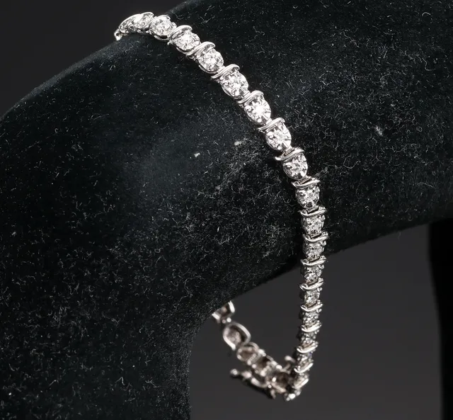 Diamonds By Frisenholm. Armlænke med brillanter af 9 kt hvidguld, ca 1.05 ct.
