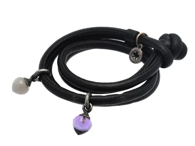 OLE LYNGGAARD, armband, Dew Drops, svart skinn, 2 berlocker i silver, månsten samt ametist, längd ca 36 cm, orginaletui.