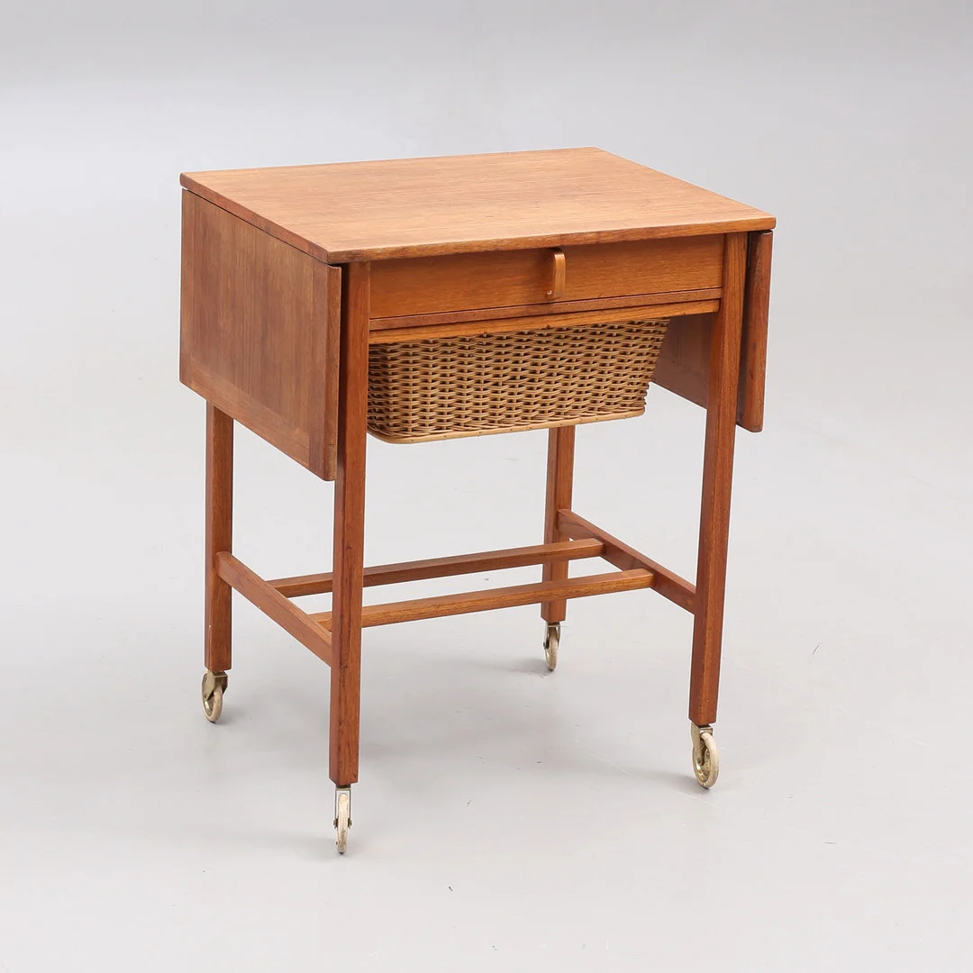 BERTIL FRIDHAGEN. Sybord, BODAFORS, omkring 1900-talets mitt. — Tables — Auktionshuset Thelin & Johansson