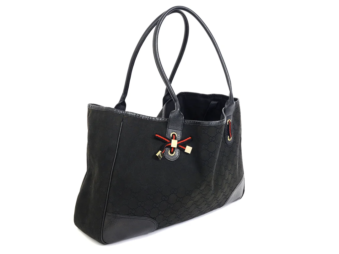 VÄSKA, GUCCI, svart tyg med monogram, svart läder, 46x27x12 cm, slitage på foder och innerfickans dragkedja. — Accessoarer/Väskor — Kaplans