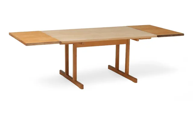 “Shaker”. Dining table in solid oak. Two later extension leaves included. Model 6289. Table manufactured and marked by Fredericia Stolefabrik. H. 70 cm. L. 150/242 cm. W. 97 cm. (3)