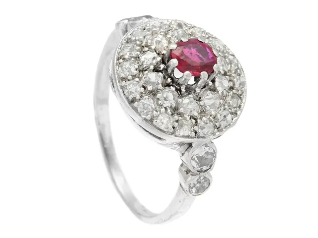 RING, 18K vitguld, ovalslipad rubin, äldre briljant- slipade diamanter ca 0,75 ctv, stl 16,25 mm, vikt 3,5 g, rubinen med en spricka som når ytan.